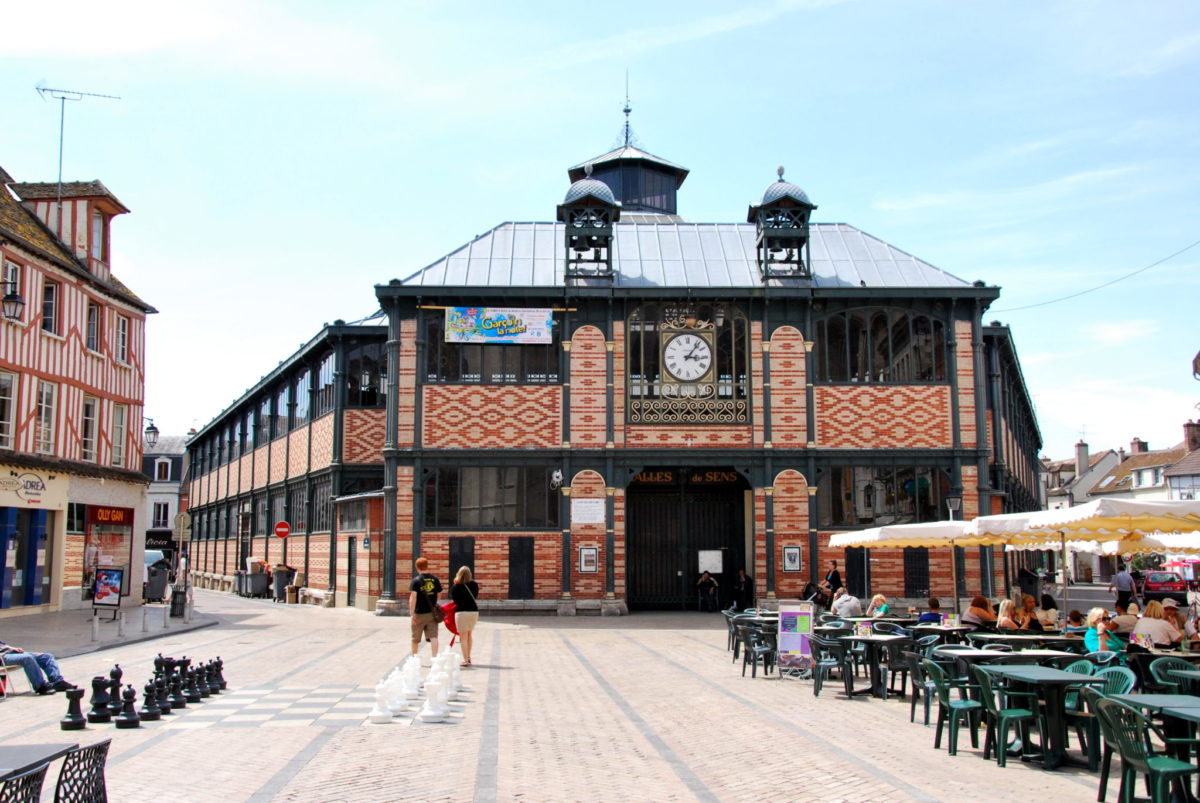 Le marché couvert sur la Place de la République