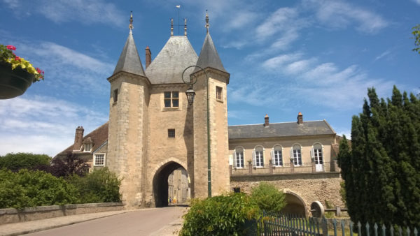 La Porte de Joigny à Villeneuve-sur-Yonne © Office de Tourisme de Sens et du Sénonais