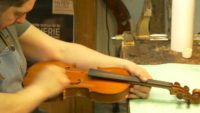 Épisode 8 « Naissance d&rsquo;un violon dans l&rsquo;atelier Perrin »