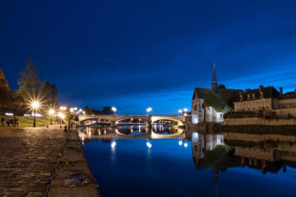 Les bords de l’Yonne et l’église Saint-Maurice à Sens © Pierre Pichon