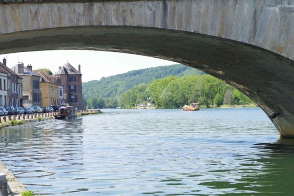 Le pont Saint-Nicolas et les bords de l’Yonne à Villeneuve-sur-Yonne ©  Adeline Gauthier